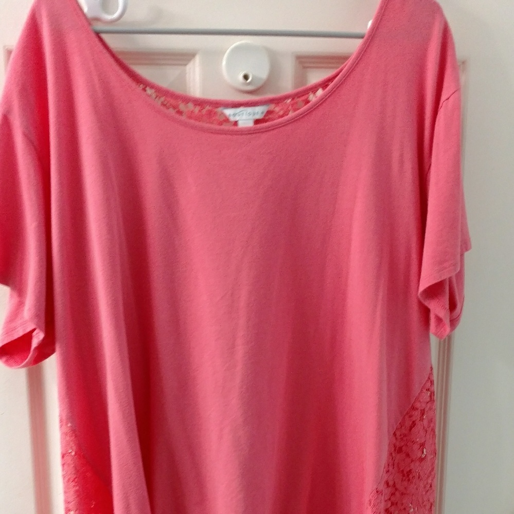 Peach hi-low lace back s/s top.
